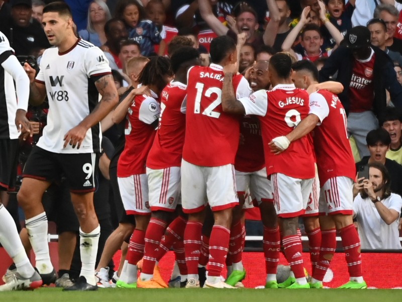 Arsenal conserva el liderato de la Premier con remontada