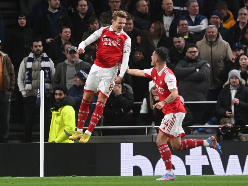 Arsenal da un golpe de autoridad venciendo al Tottenham 0-2