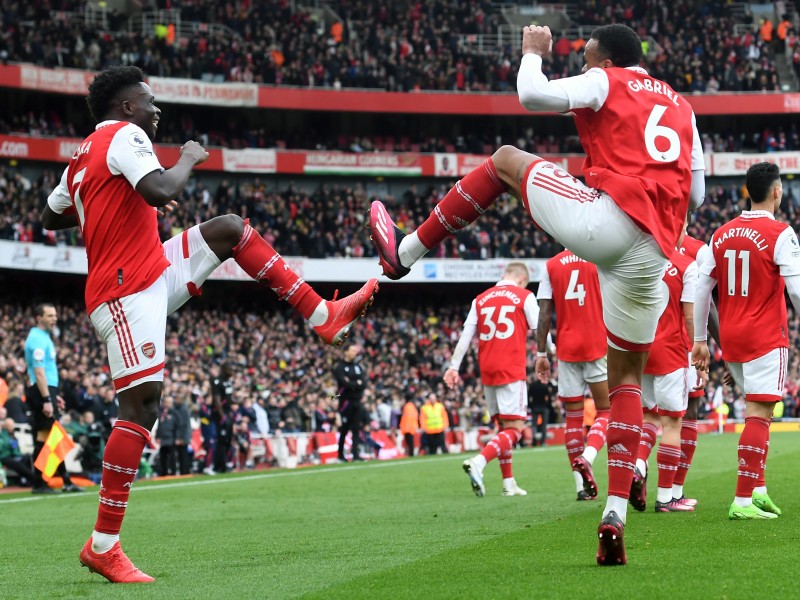 Arsenal pone ocho puntos de distancia en la Premier League