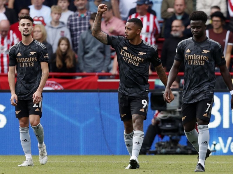 Arsenal recupera terreno en la cima de la Premier League