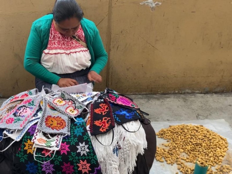 Artesana crea cubrebocas bordados para sobrevivir durante la pandemia