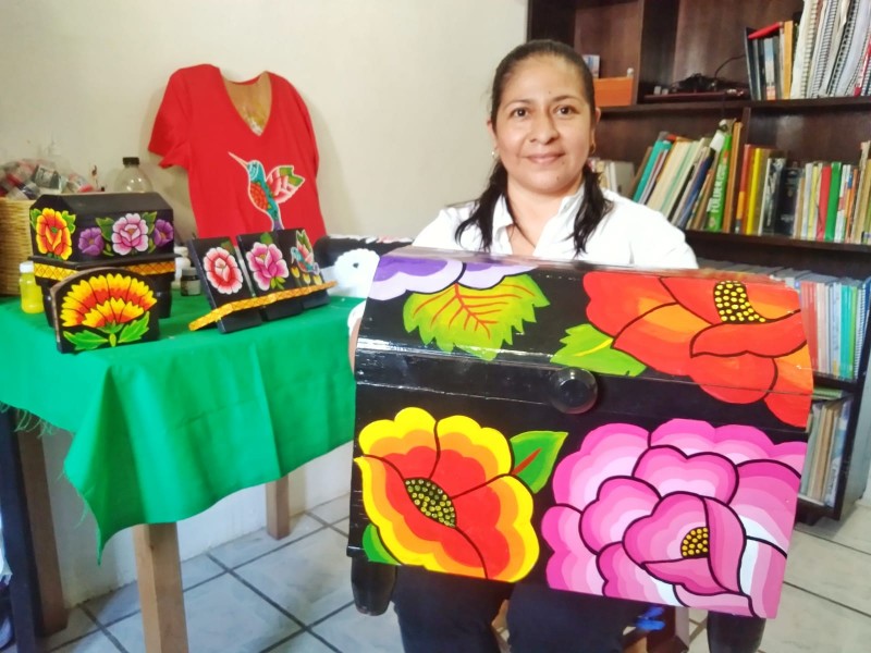 Artesana de Juchitán decora productos con flores istmeñas