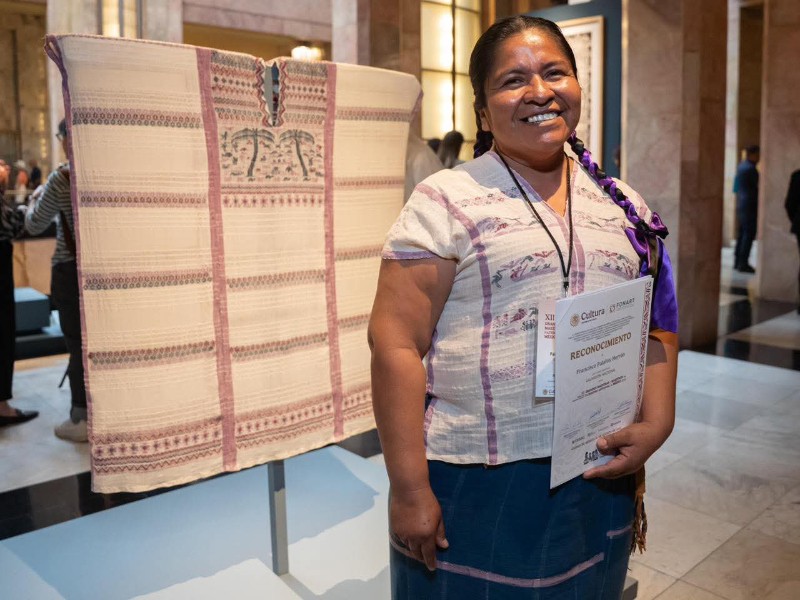 Artesana de San Mateo del Mar recibe Galardón Nacional, maestra del patrimonio