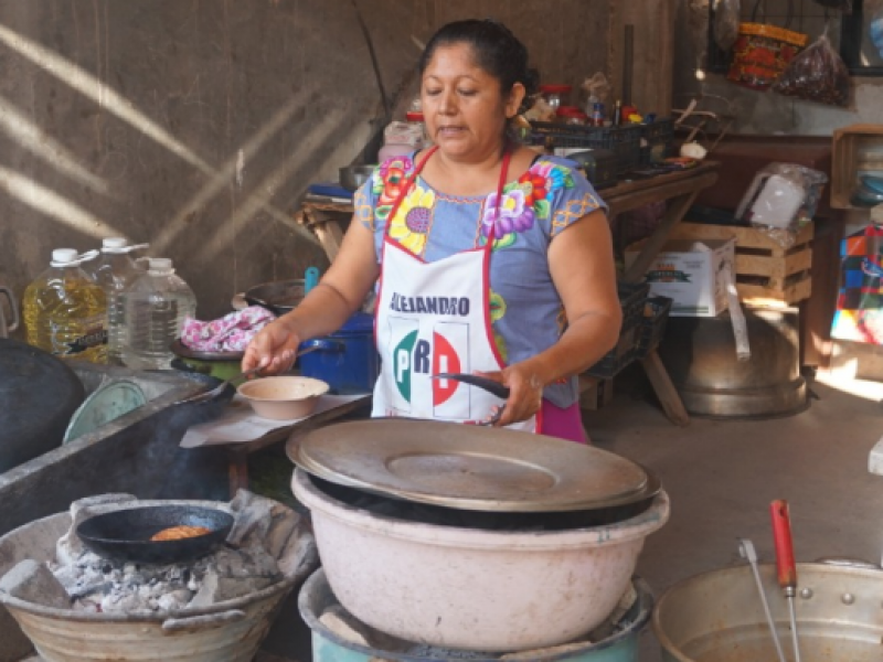 Artesana deja sus bordados para dedicarse a la cocina