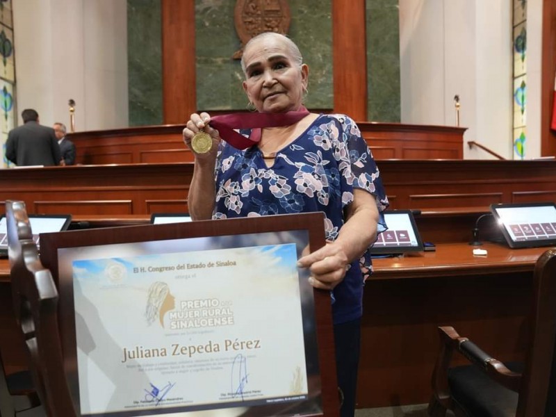 Artesana recibe Premio a la Mujer Rural Sinaloense