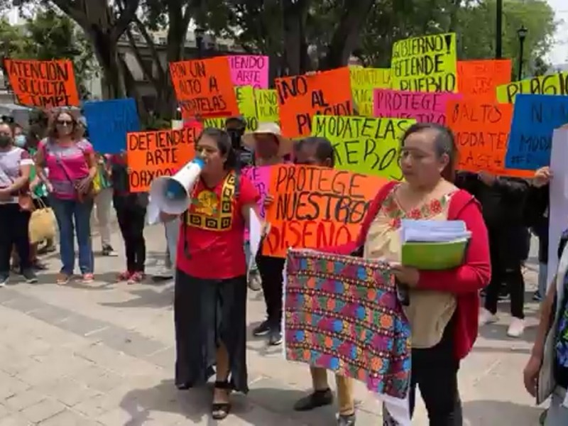 Artesanas oaxaqueñas denuncian plagio de textiles