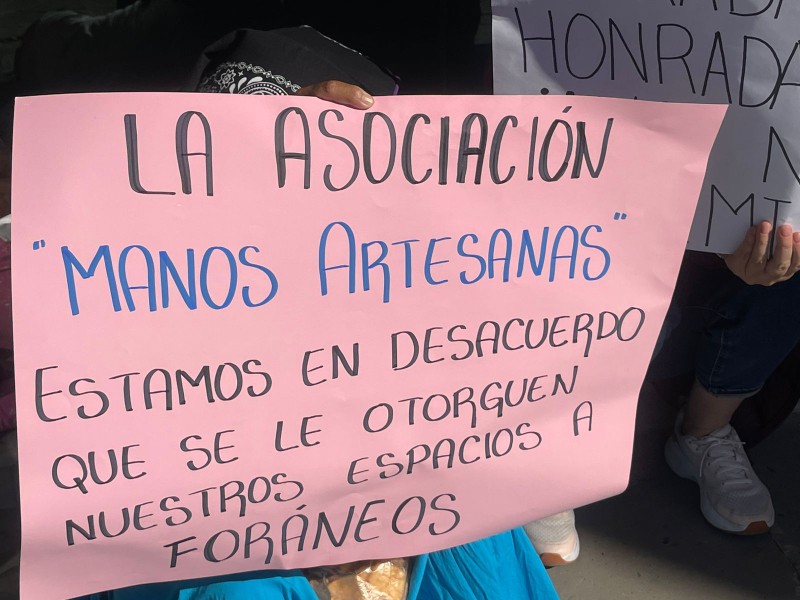 Artesanos bloquean presidencia de Zacatecas; acusan al alcalde de permitir “competencia desleal” Artesanos bloquean presidencia de Zacatecas; acusan al alcalde de permitir “competencia desleal”