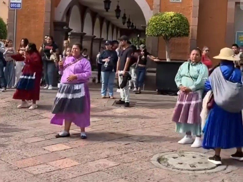 Artesanos bloquearon avenida Corregidora; inspectores les quitaron sus productos