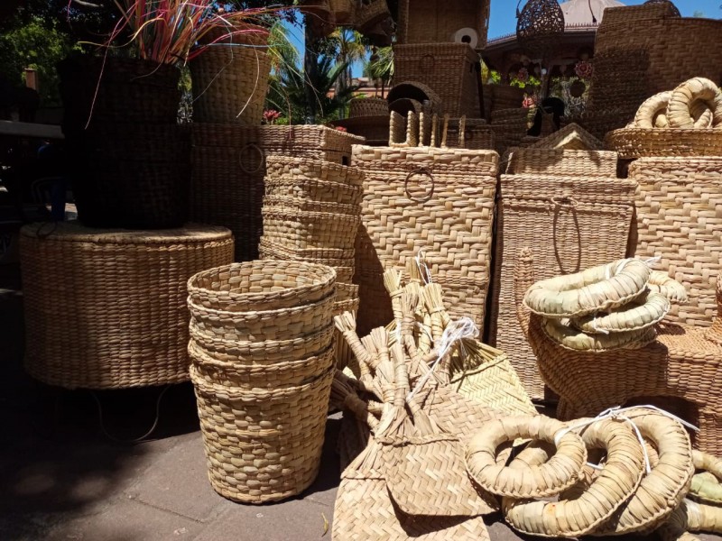Artesanos de Ihuatzio exhiben sus productos en Tangancícuaro