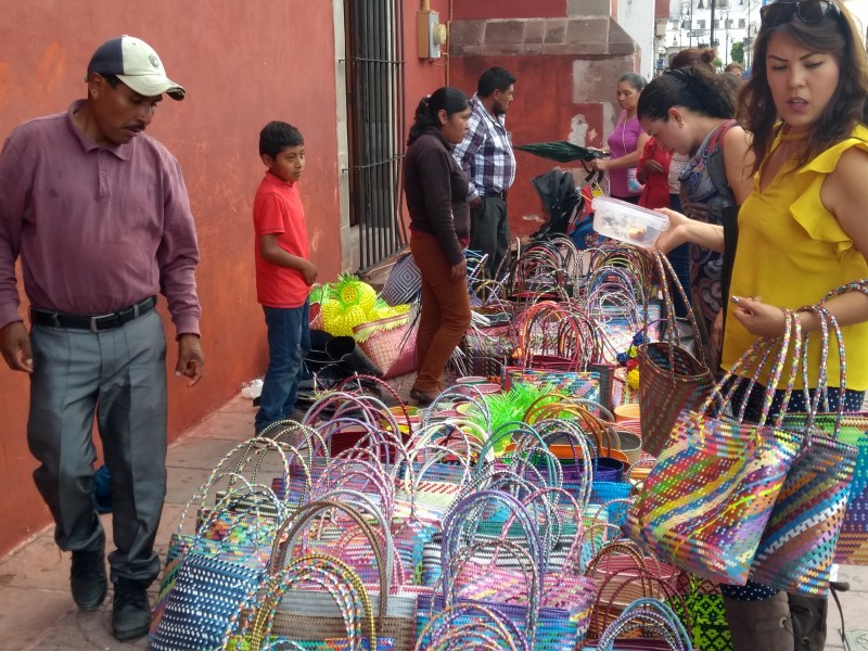 Artesanos de Oaxaca venden sus productos en Salamanca