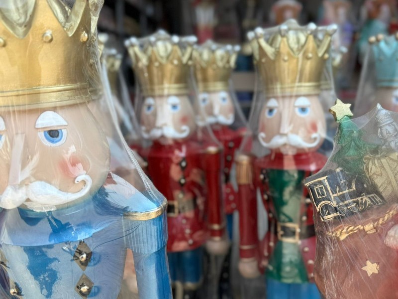 Artesanos de San Andrés Cuexcontitlán, inician producción de figuras navideñas