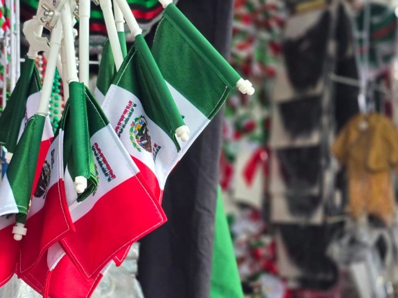 Artesanos mexicanos llenan de colores patrios Nayarit