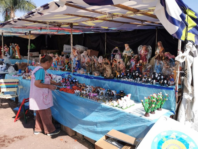 Artesanos y comerciantes ofrecen productos navideños en Zamora