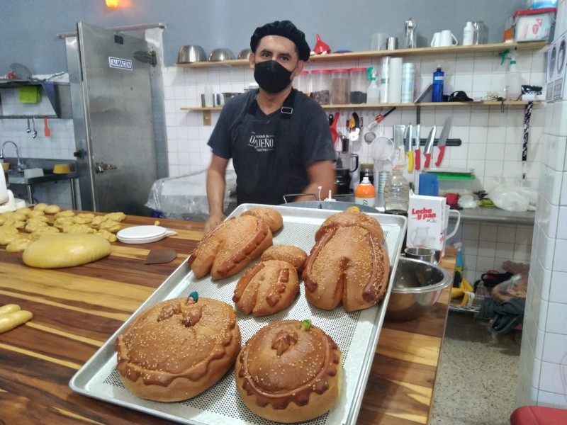 Artesanos ya trabajan en el tradicional Pan de Muerto
