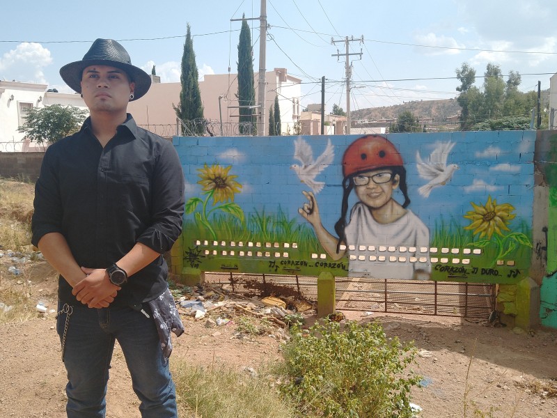 Artista Iván Herrera pinta mural en honor a pequeño Jonathan