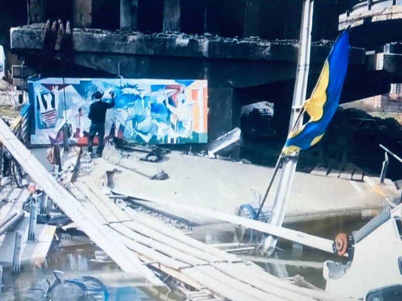 Artista mexicano realiza una pintura en puente destruido de Ucrania