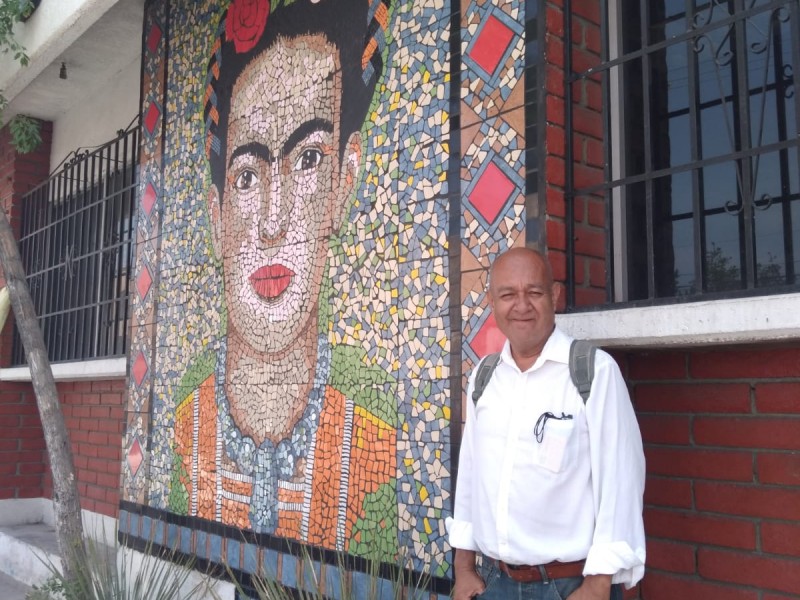 Artista realiza mural de mosaicos en Biblioteca Pública