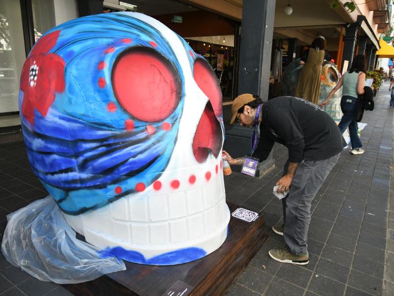 Artistas dan vida a calaveras monumentales en el centro de Xalapa