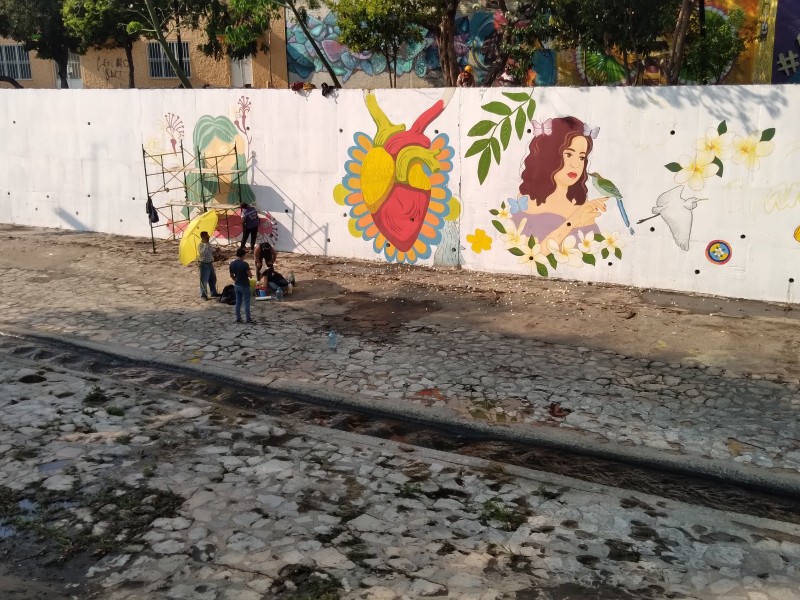 Artistas dan vida a muros del Río Sabinal
