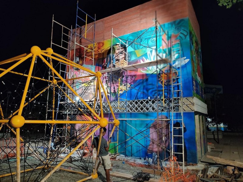 Artistas de Juchitán pinta mural en parque reconstruido