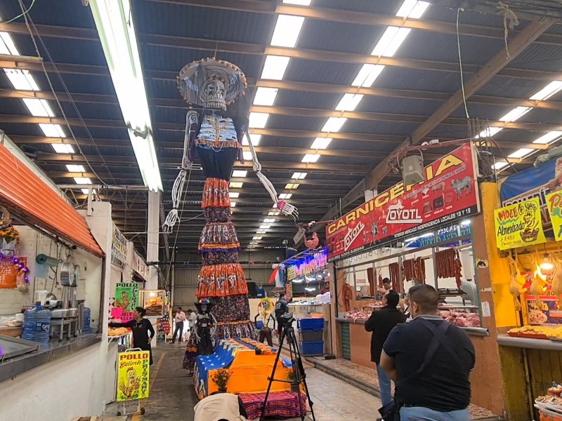 Artistas elaboran catrina de 13 mts en mercado Independencia