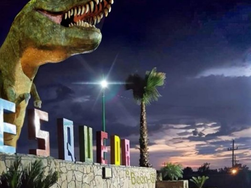 Artistas hermosillenses elaboran réplica de un tiranosaurio rex