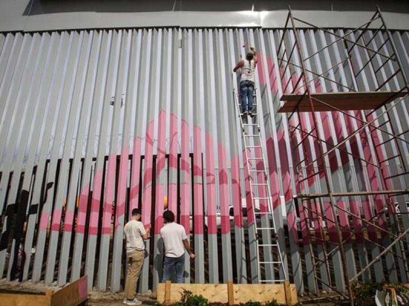 Artistas mexicanos pintan muro fronterizo de EE.UU. como protesta