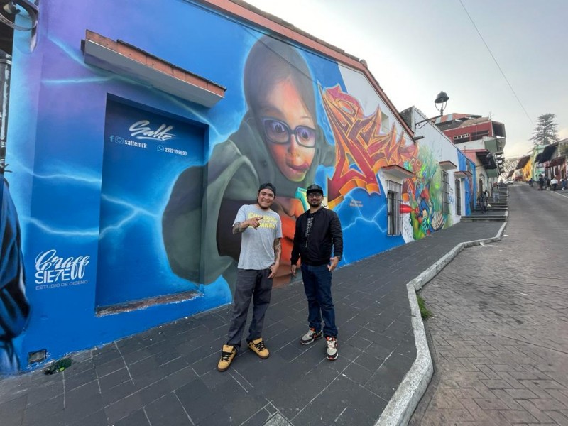 Artistas urbanos dan color a Xalapa