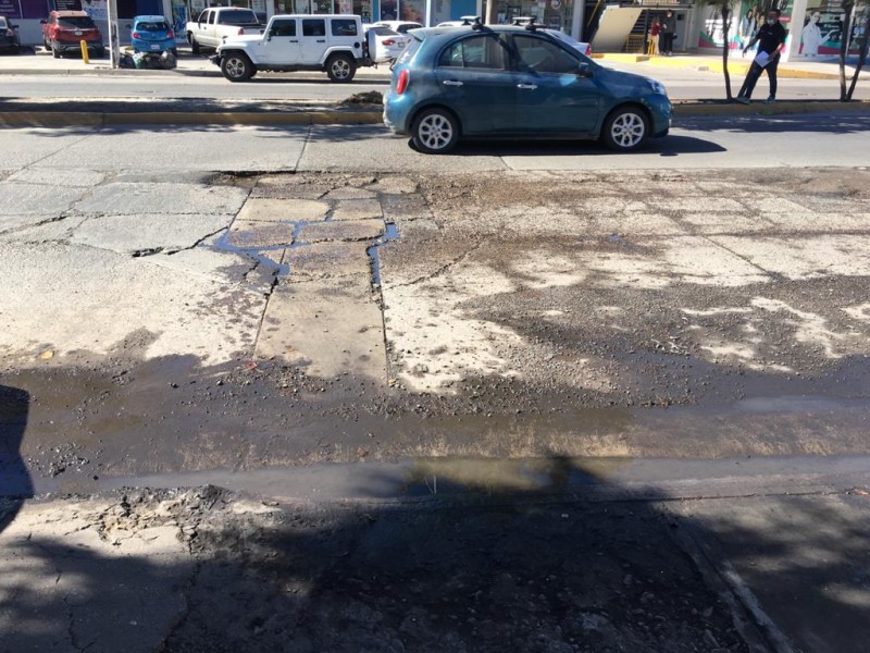 Artos de baches y aguas negras sobre boulevard Jiquilpan