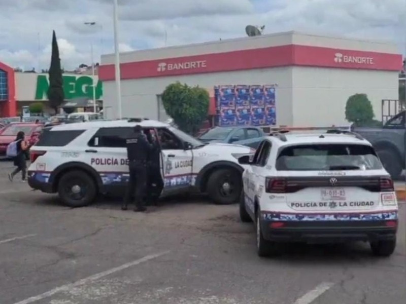 Asaltan a cuentahabiente en Plaza Loreto