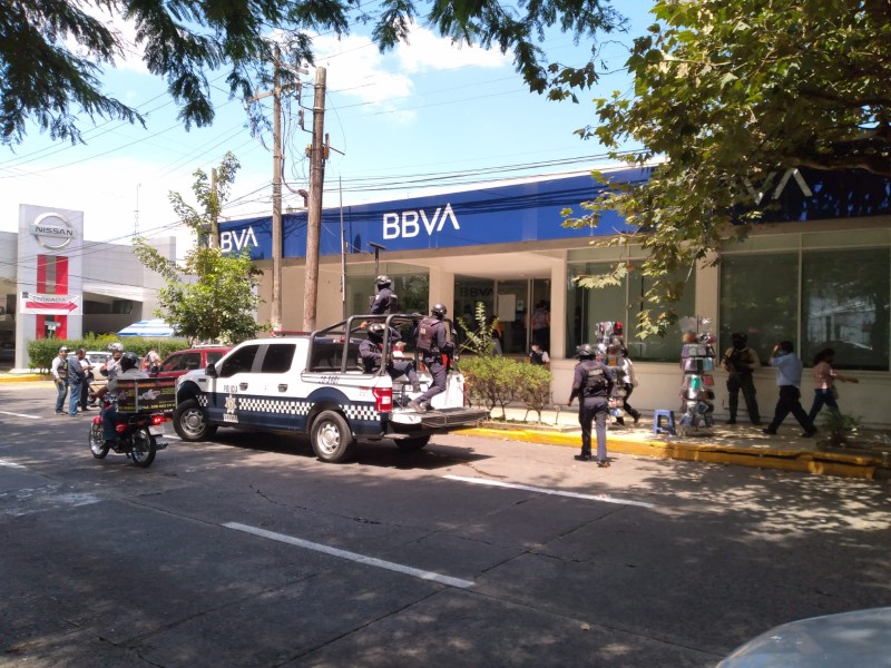Asaltan a cuentahabientes en BBVA de avenida Xalapa
