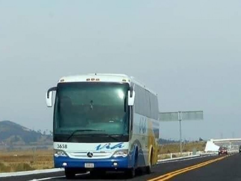 Asaltan autobús de pasajeros en Acajete, queda masculino herido