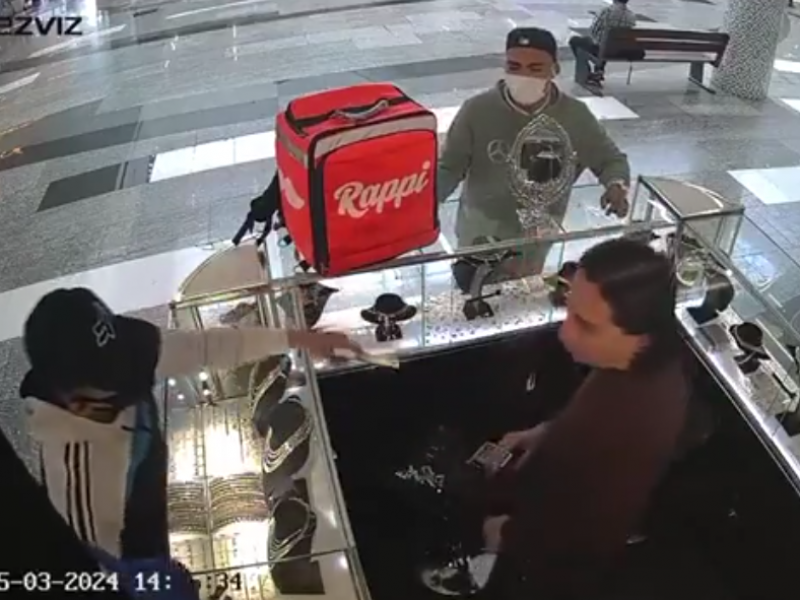 Asaltan con violencia una joyería en Plaza Forum