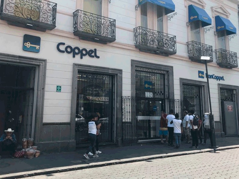 Asaltan Coppel durante desfile de 5 de Mayo