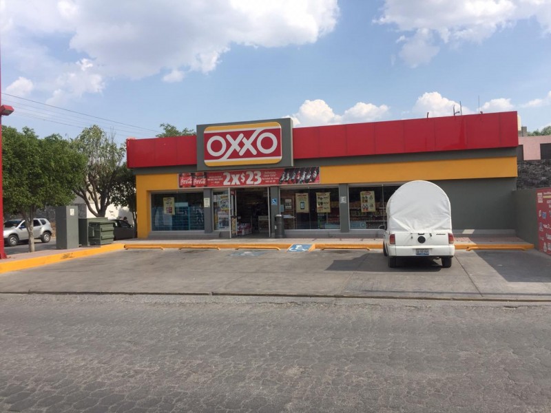 Asaltan dos tiendas OXXO en la ciudad