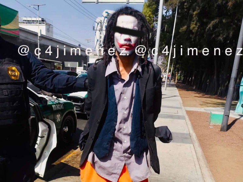 Asaltante disfrazado de 'Joker’ lesiona con machete