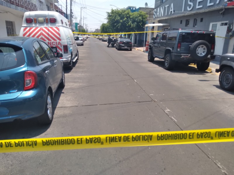 Asalto a tienda de abarrotes termina con dos baleados