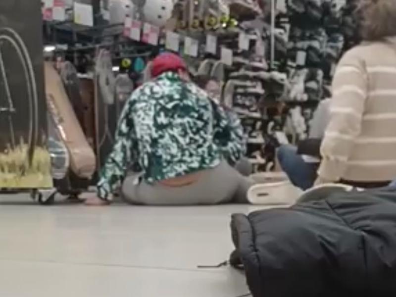Asalto armado a MacStore genera tensión en plaza Vía San Ángel