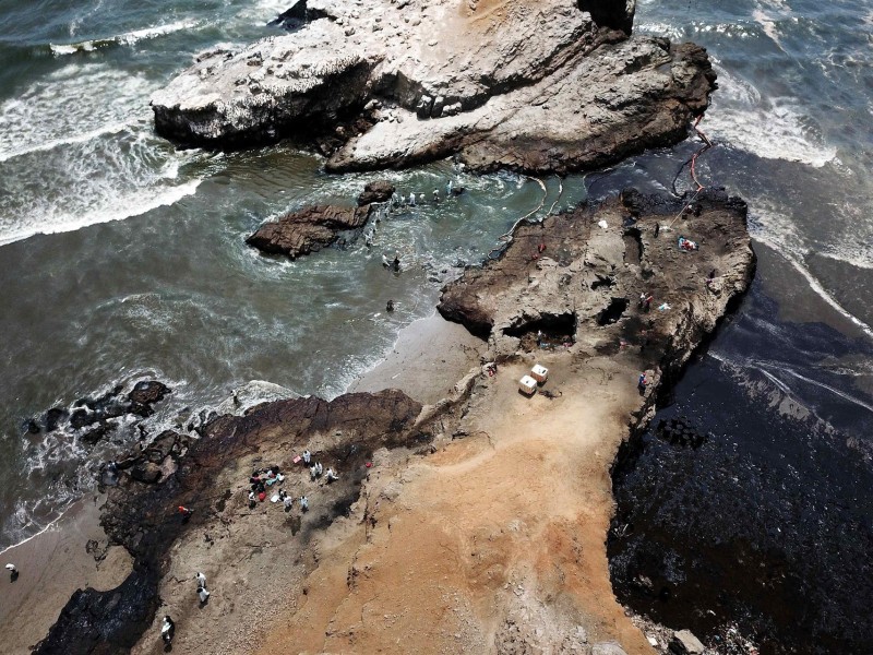 Asciende a 24 las playas contaminadas por derrame en Perú
