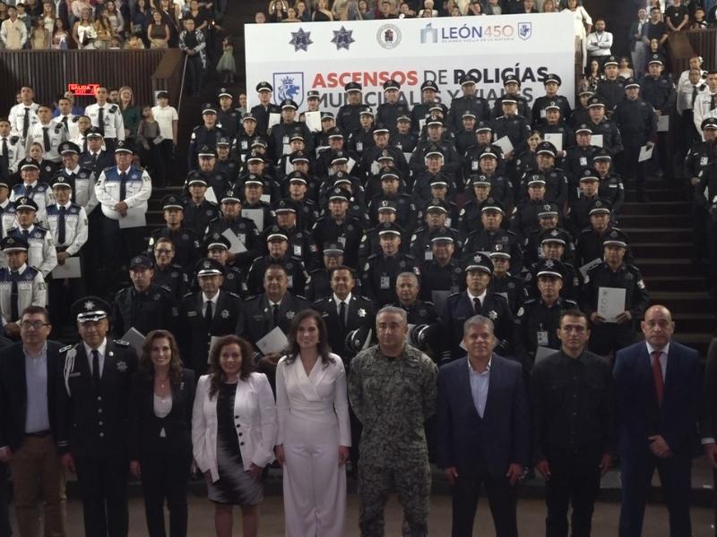 Ascienden 195 policías en León; más de 200 quedaron fuera de promoción