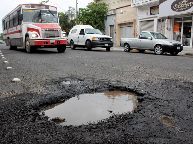 Asegura alcalde que baches también generan atrasos viales