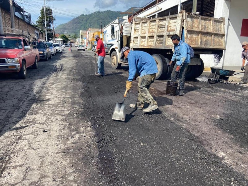 Asegura alcalde que hay programa de bacheo activo