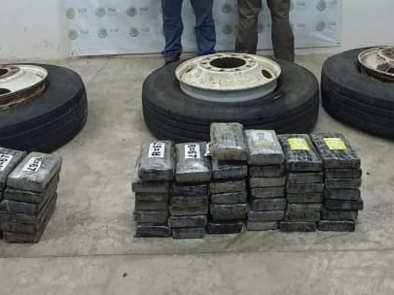 Asegura FGR 100 kilos de cocaína ocultos en camión