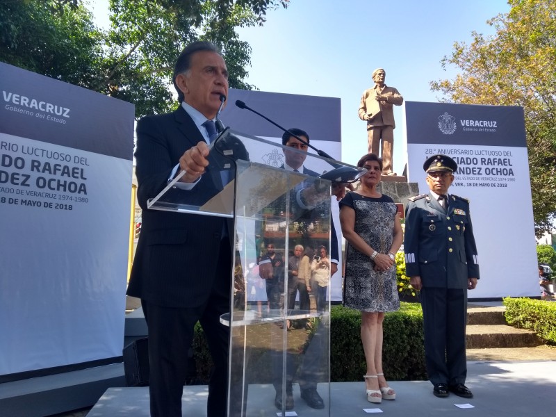 Asegura Yunes que dejará dinero en caja