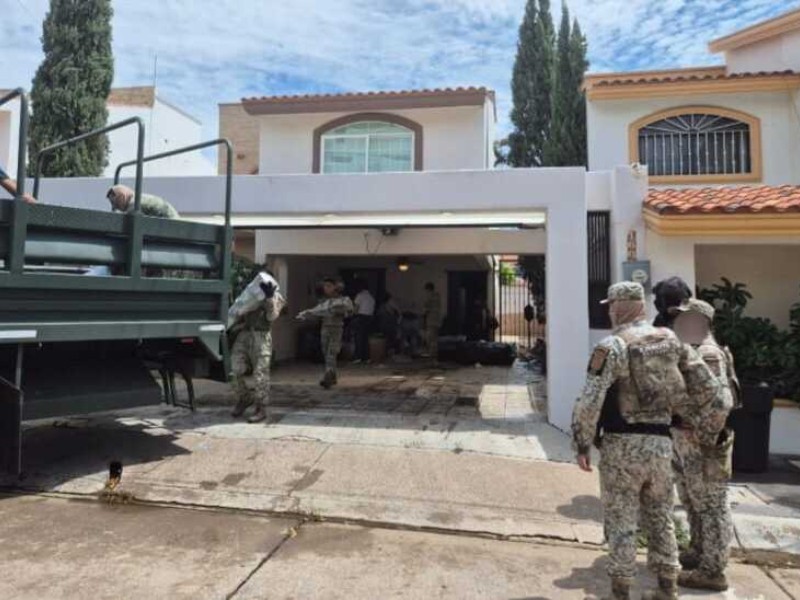 Aseguran 114 armas y 4 vehículos blindados en cateo en Culiacán