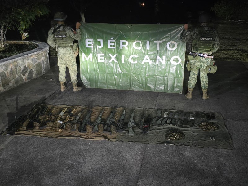 Aseguran 14 armas largas y 300 kilos de droga en Huetamo