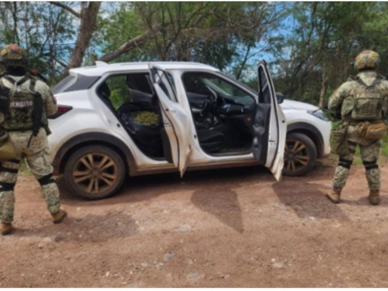 Aseguran 2 vehículos y droga en Culiacán