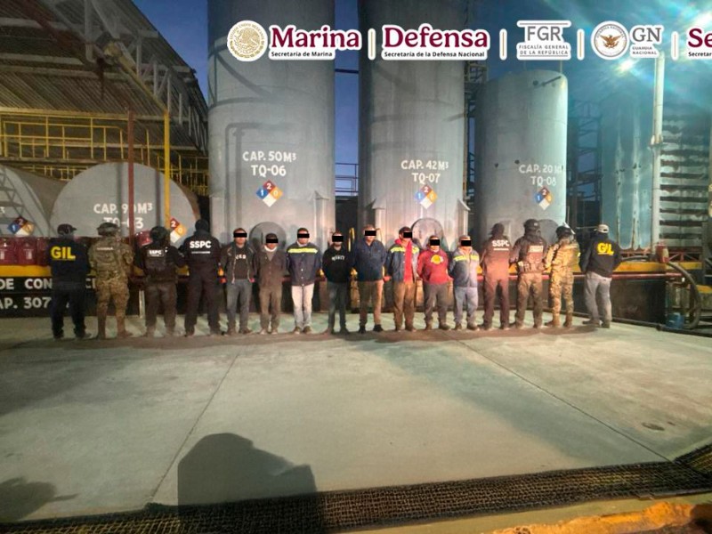 Aseguran 250 mil litros de combustible en Veracruz; hay ocho detenidos