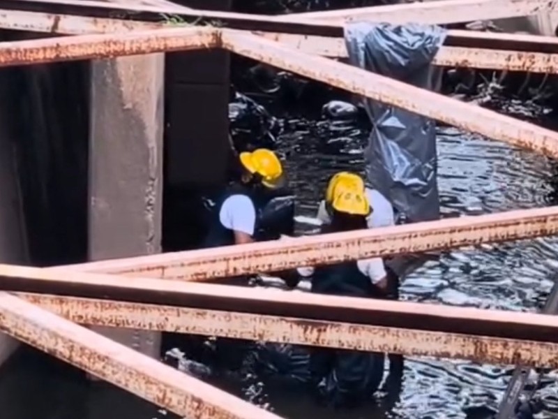Aseguran 27 bolsas de marihuana en canal pluvial de Guadalajara
