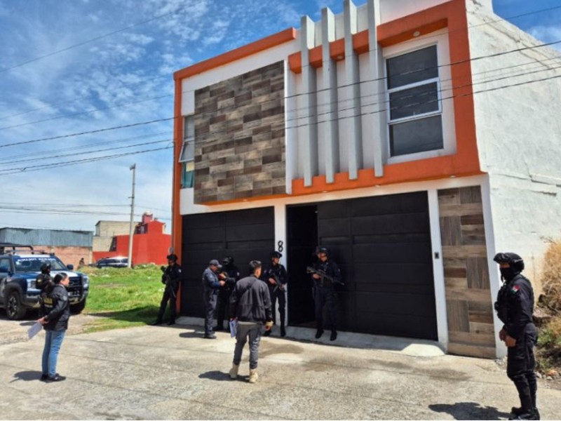 Aseguran 3 vehículos con reporte de robo en vivienda en Toluca